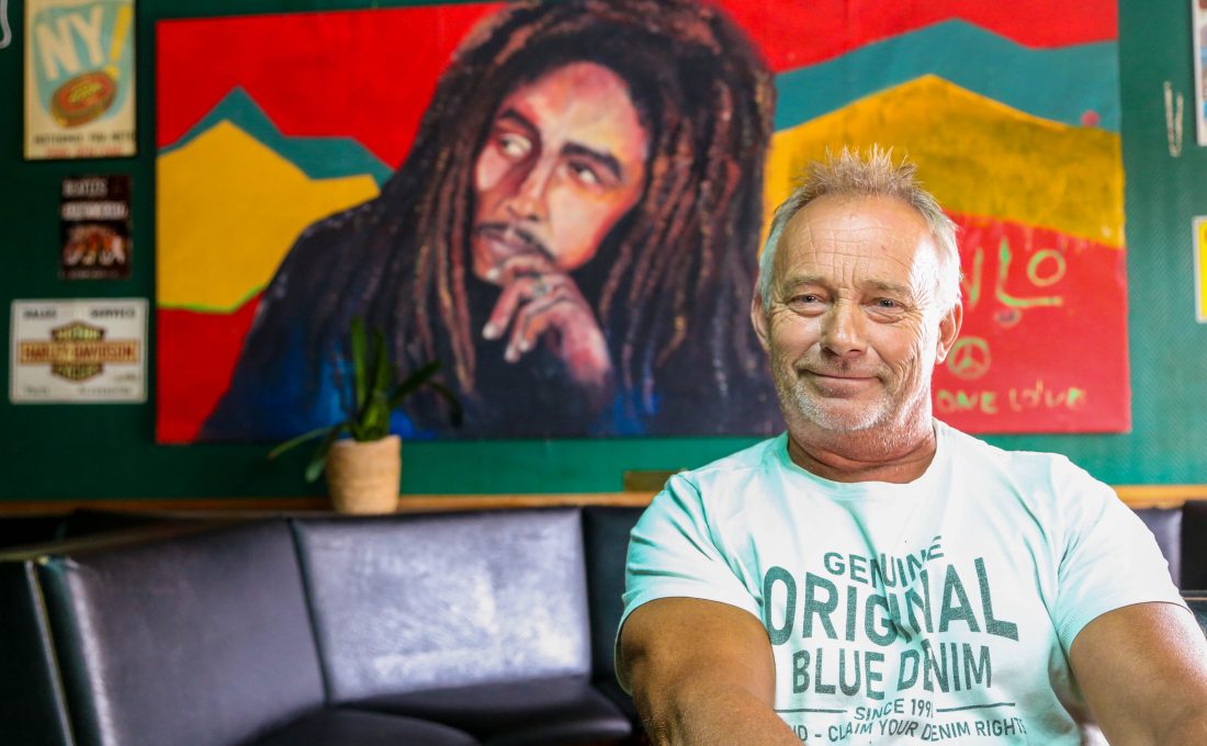 Bob og Pål. Et stort maleri av Bob Marley dominerer den ene veggen inne i puben. (Foto: Runar F. Daler)