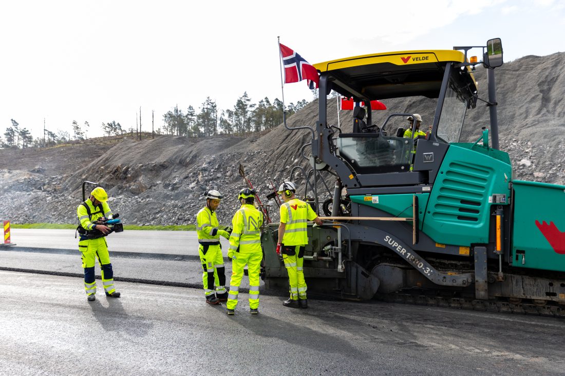 Nye Veier tester ut bruk av sirkulær asfalt som kun består av materialer som er brukt tidligere eller som har sin opprinnelse som restprodukter fra ikke-fossile kilder. (Foto: Nye Veier)