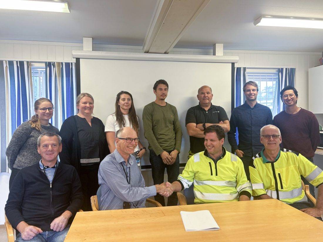 Kontraktsignering: Bak f.v. Veslemøy Tesdal, Ingvild Tørum, Sylwia Baldyga, Viggo Follestad og Oskar Selte (alle fra Bærum kommune), Andreas Køste og Thach Nguyen (begge fra Sweco). Foran f.v. Jan Willy Mundal, Svein Finnanger (begge fra Bærum kommune), Tomas Lie og Jon Merdem (begge fra AOL). (Foto: Peab)
