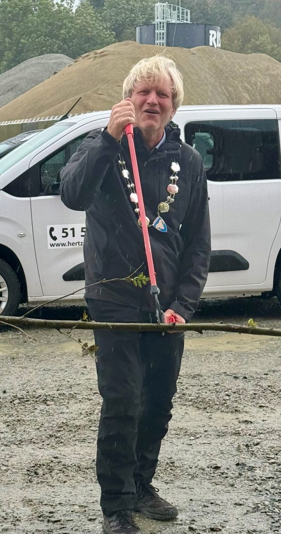 Ordføreren i Gjedal kommune, Frode Fjeldsbø, fikk æren av å klippe snoren, eller retter kutte grenen, som symboliserte åpningen av anlegget. (Foto: Risa AS)