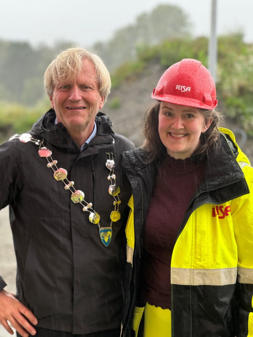 Ordfører i Gjedal kommune, Frode Fjeldsbø og avdelingsleder i Risa, Elise Opsal fra åpningen av gjenvinningsanlegget. (Foto: Risa AS)