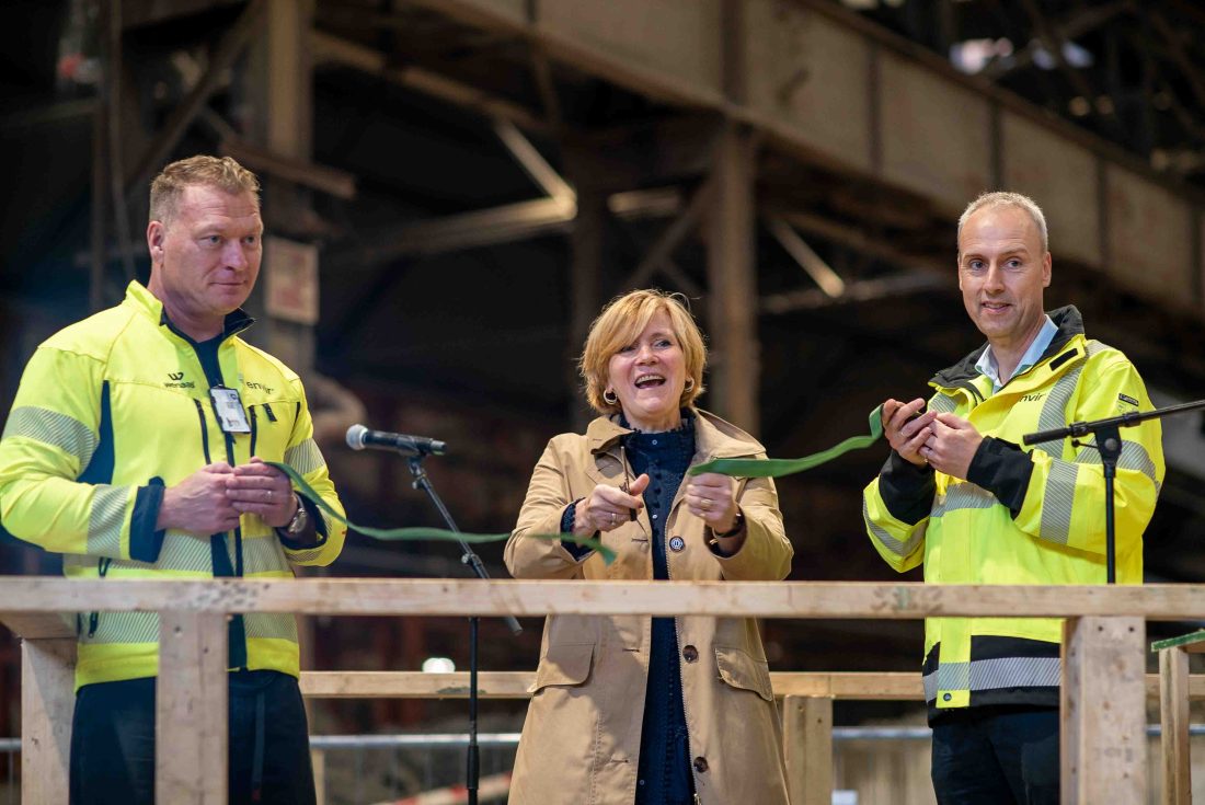 Offisiell åpning av jordvaskeanlegget f.v.: Simon Simonnæs, hovedeier Envir AS, Christine Meyer, byrådsleder Bergen, Kolbjørn Akervold, daglig leder, Envir AS. (Foto: Envir)