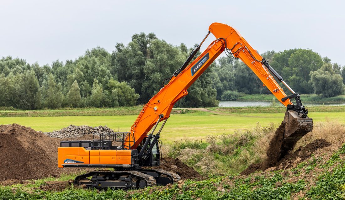 Den batterielektriske DX555 LC-7 veier 55 tonn og er basert på dieselmodellen Develon DX490 LC-7. (Foto: Staad Group)