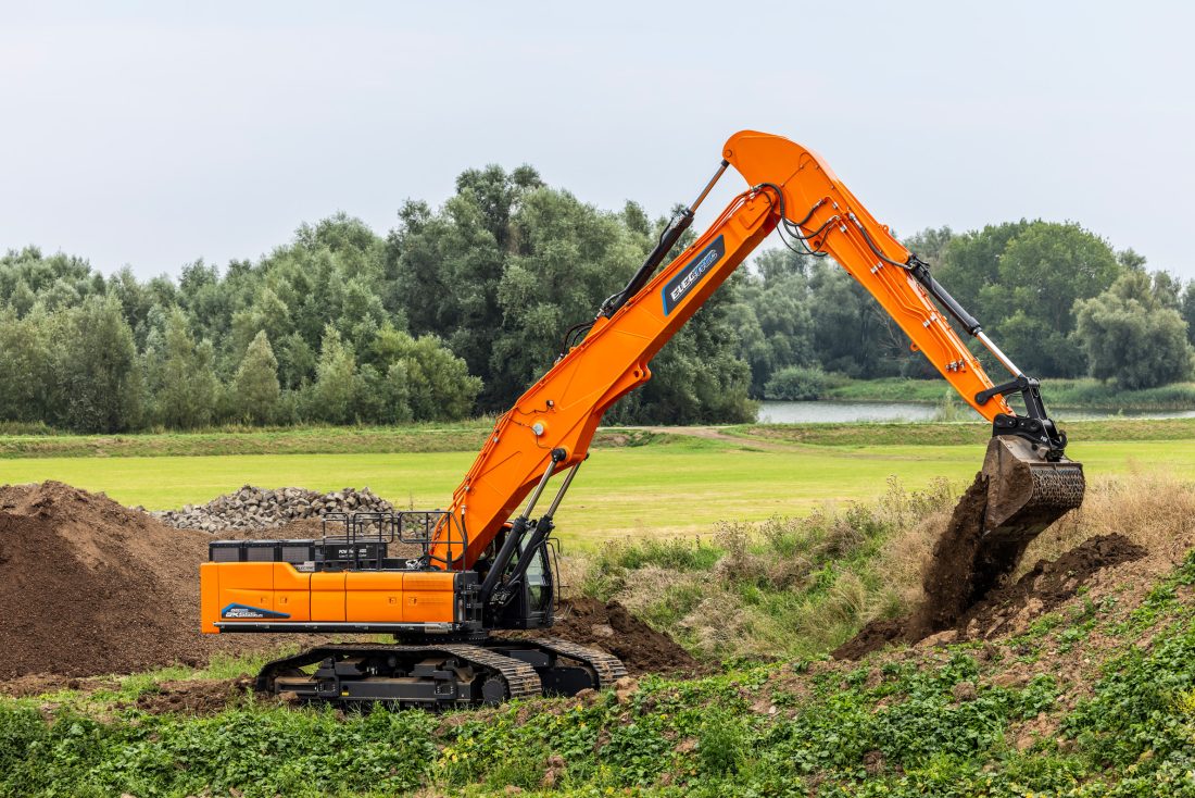 Den batterielektriske DX555 LC-7 veier 55 tonn og er basert på dieselmodellen Develon DX490 LC-7. (Foto: Staad Group)