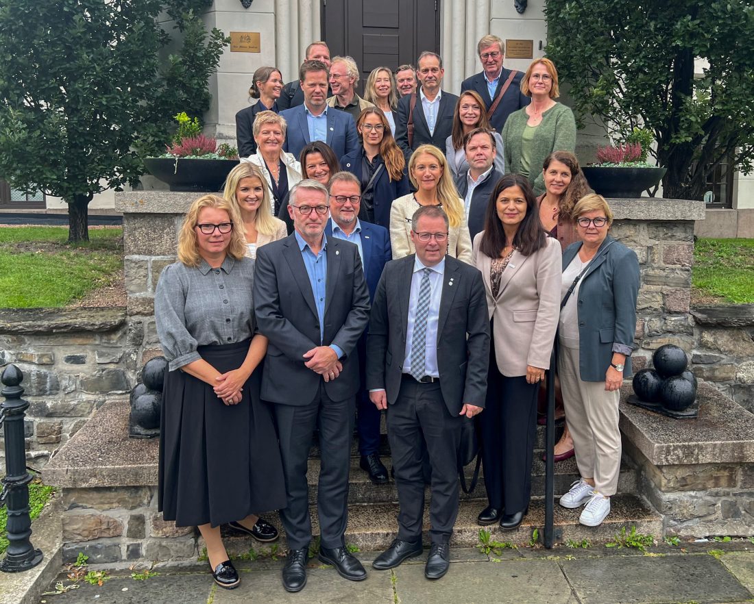 Forsvarsminister Bjørn Arild Gram sammen med Forsvarsbyggs ledelse og representanter fra de ulike interesseorganisasjonene fra eiendom-, bygg- og anleggsnæringen. (Foto: Njål Hagen)