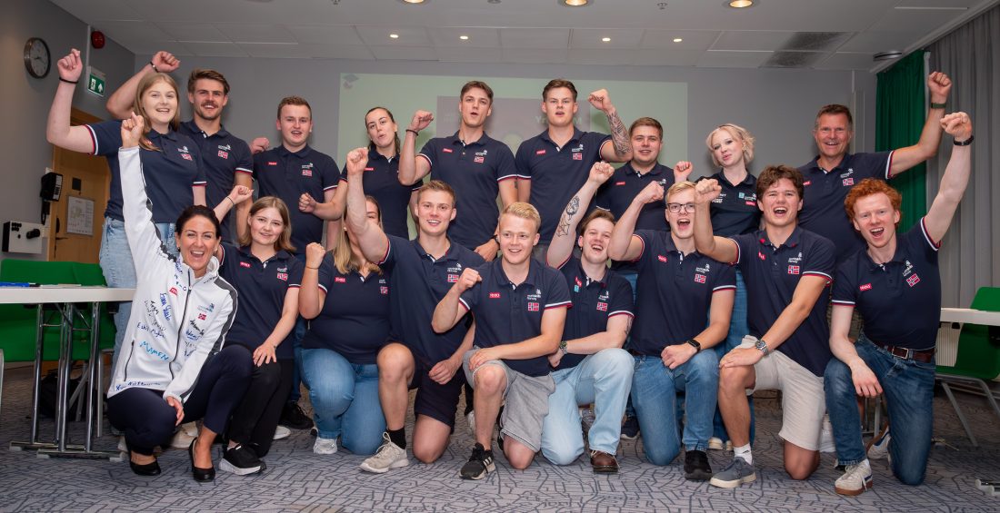 Arbeidsminister Tonje Brenna (hvit jakke) møtte Yrkeslandslaget 2024 før avreise til Lyon, Frankrike. (Foto: WorldSkills Norway)