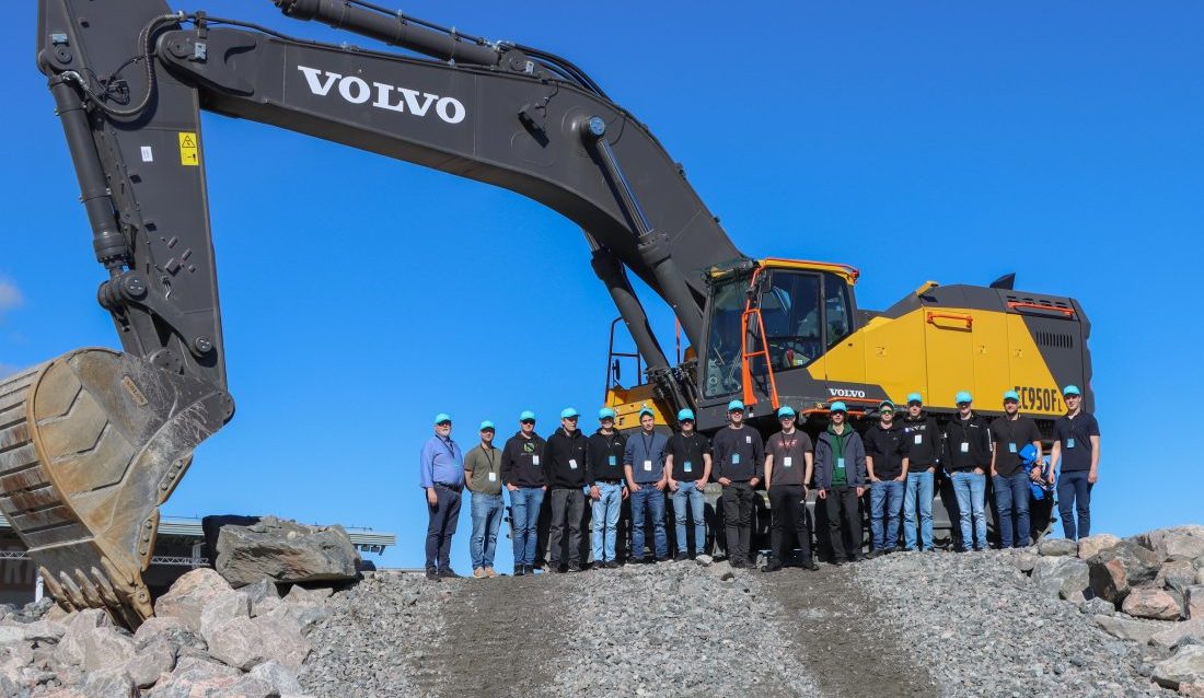 Tolv forventningsfulle elever, Daniel Bjorheim Hansen, Ole Gausland, Oliver Aaheim, Jonas Gundersen Olsen, Sondre Iversen Seglsten, Sverre Hanssen, Emil Daniloff Danielsen, Johan Wilhemsen, Sebastian Bru Øvsthus, Mikal Gulbrandsen Samland, Elias Olsbu, Erlend Valhovd, og de tre reiselederne, Odd Arne Meyer Sjøberg, Sam Eyde vgs., Lasse Svellingen, Os vgs., og Tom-Freddie Jensen, Volvo Maskin, på Volvo Days 2024. (Foto: Njål Hagen)