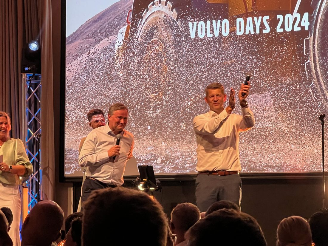 Under festmiddagen på Munktellmuseet klappet Melker Jernberg, adm.dir. i Volvo CE, for de norske elevene. (Foto: Njål Hagen)