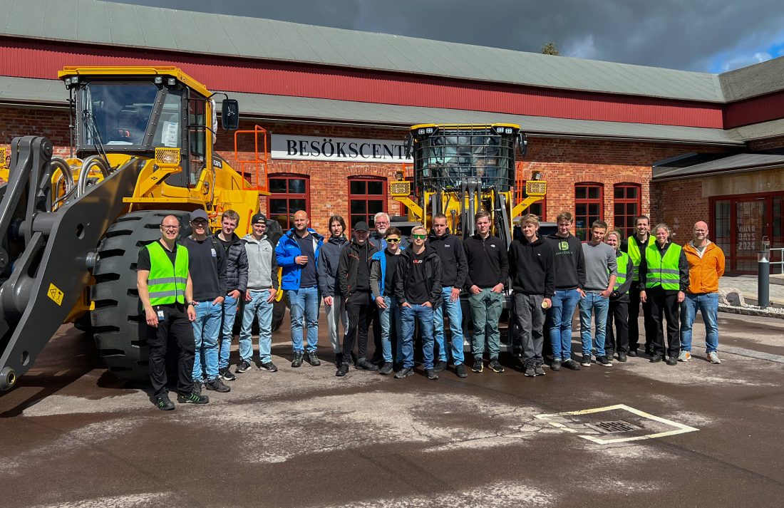 Første dagen var det omvisning på Volvos hjullasterfabrikk i Arvika. Det ble stilt mange gode spørsmål til Volvos representanter om hjullasterproduksjonen. (Foto: Njål Hagen)