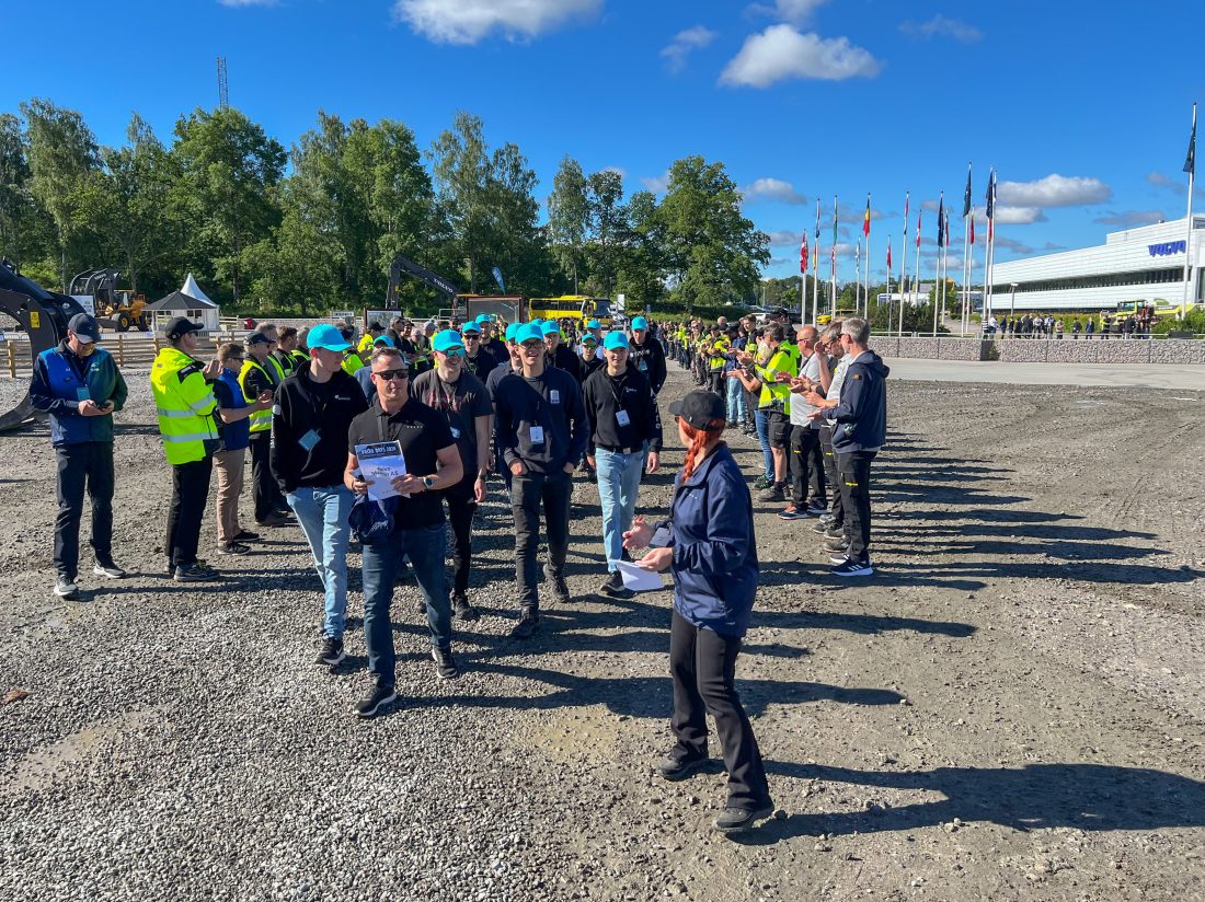 Her klappes de norske elevene inn av de ansatte ved Volvo Customer Center i Eskilstuna. (Foto: Njål Hagen)