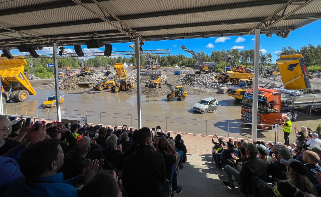 Volvo inviterer kunder fra hele verden til Volvo Days i Eskilstuna. Denne dagen var det norske besteelever på tribunen. (Foto: Njål Hagen)