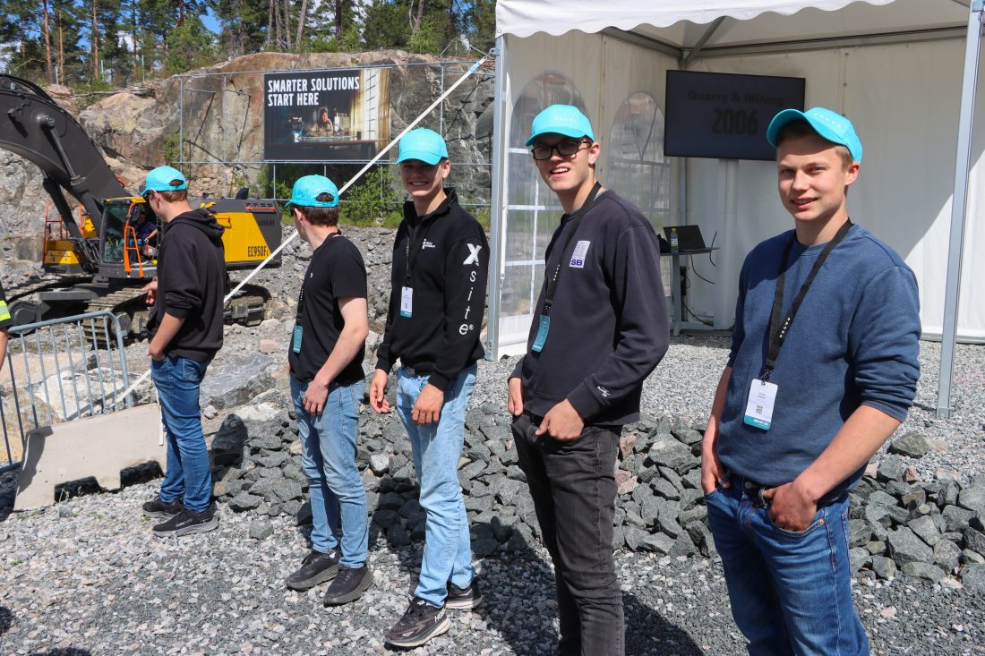 De norske gutta var raske ut på demofeltet for å komme først i køen for å prøvekjøre maskiner. Fra høyre: Erlend Valhovd, Sam Eyde vgs., Elias Olsbu, Sam Eyde vgs., og Daniel Bjorheim Hansen, Øksnevad vgs. (Foto: Njål Hagen)