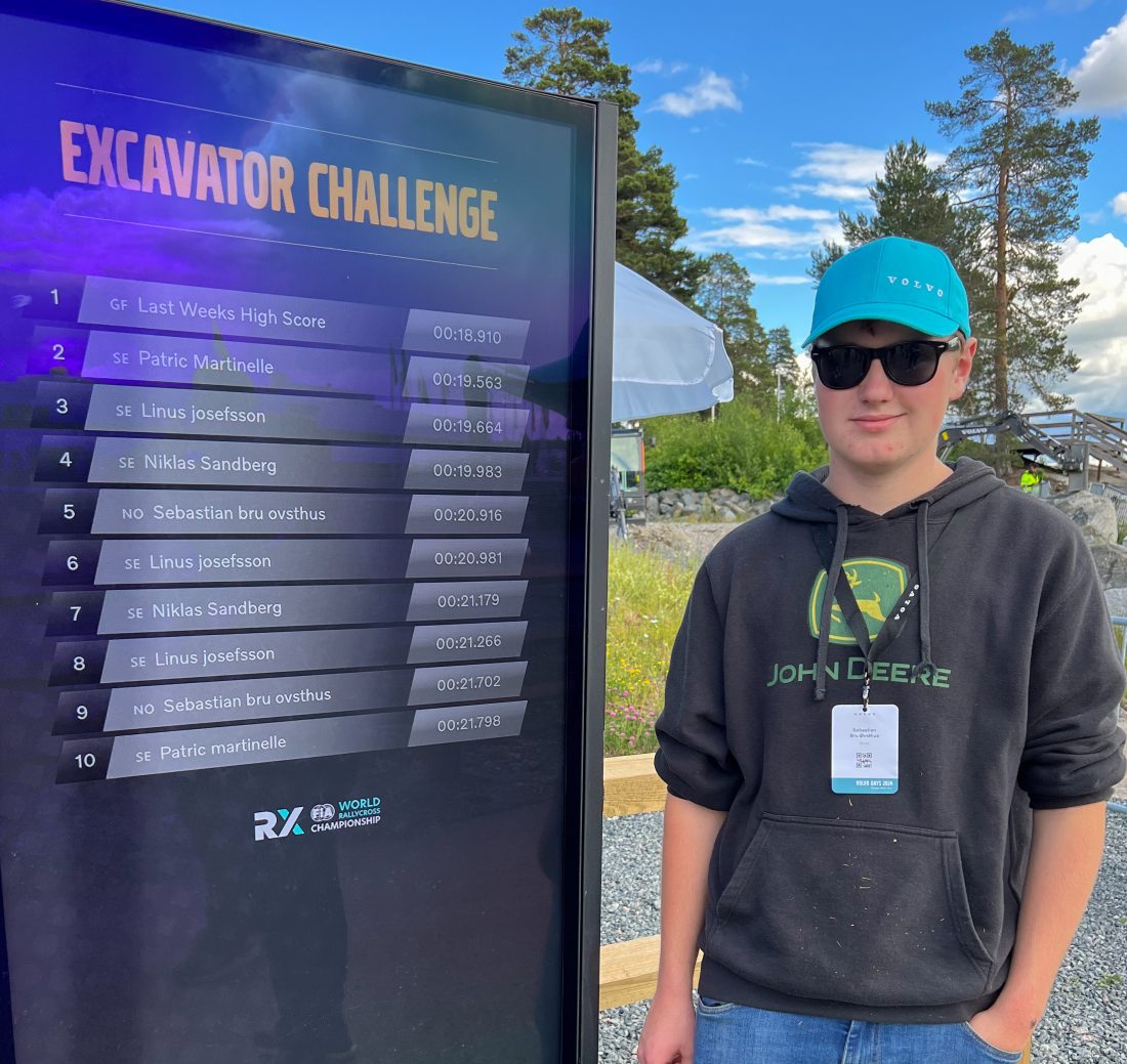 Sebastian Bru Øvsthus, Os vgs., var blant de beste i konkurransen om å styre en metallstang gjennom en labyrint med en minigraver. (Foto: Njål Hagen)