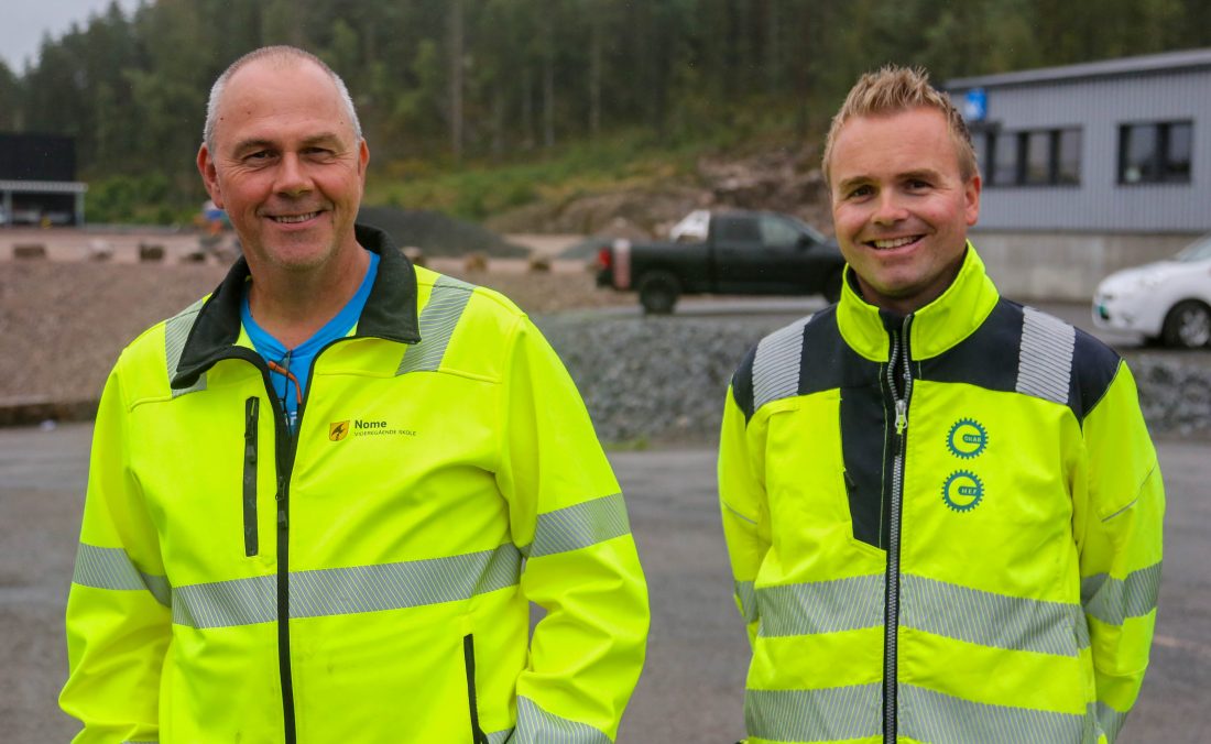 Lærer ved Nome vgs., Jostein Haukenæs (t.v.) og opplæringskonsulent i OKAB, Tommy André Haugen. (Foto: Runar F. Daler)