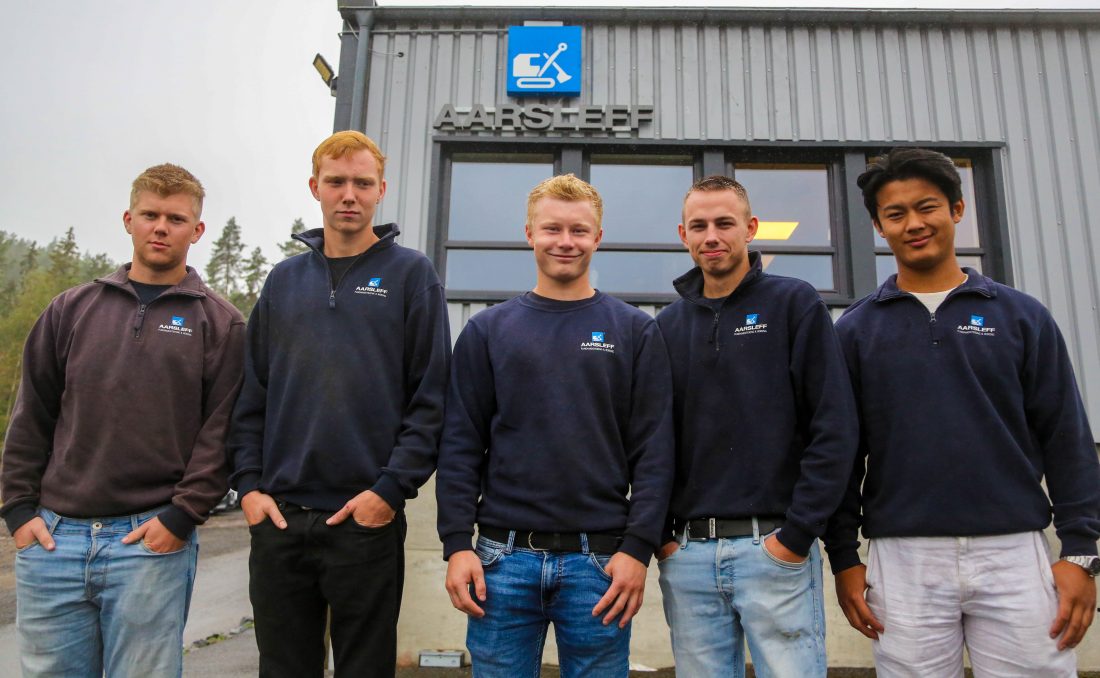 Fem av bedriftens åtte lærlinger. Fra venstre: Hermann Bakken (17), Ole Petter Fosse (19), Oliver Fritheim (19), Henrik Juel (18), Thomas Boi (19). (Foto: Runar F. Daler)
