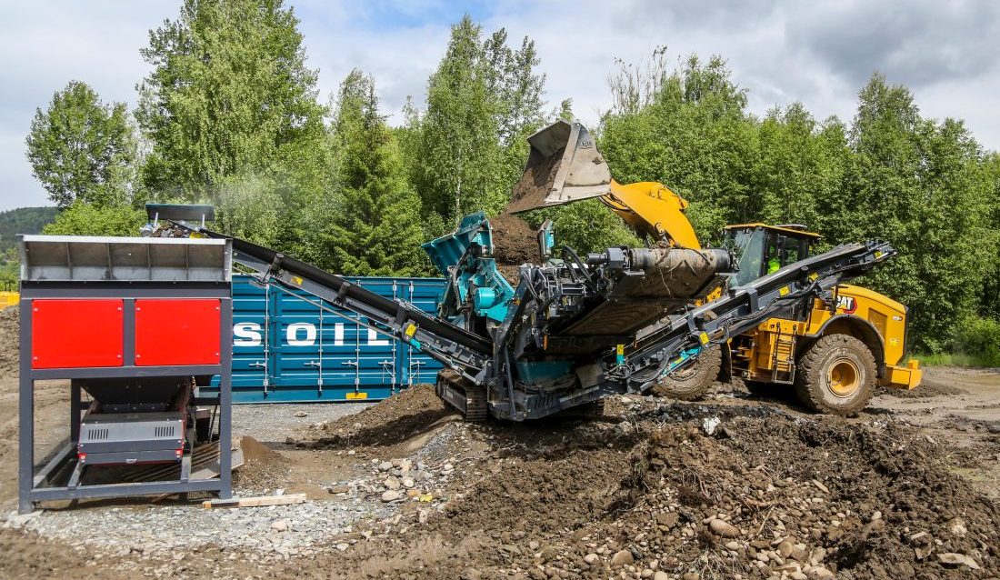 Ved hjelp av jorddampmaskinen, som har fått navnet SoilSaver 20, vil store mengder jordmasser kunne gjenbrukes, i stedet for å bli kjørt på deponi. (Foto: Runar F. Daler)