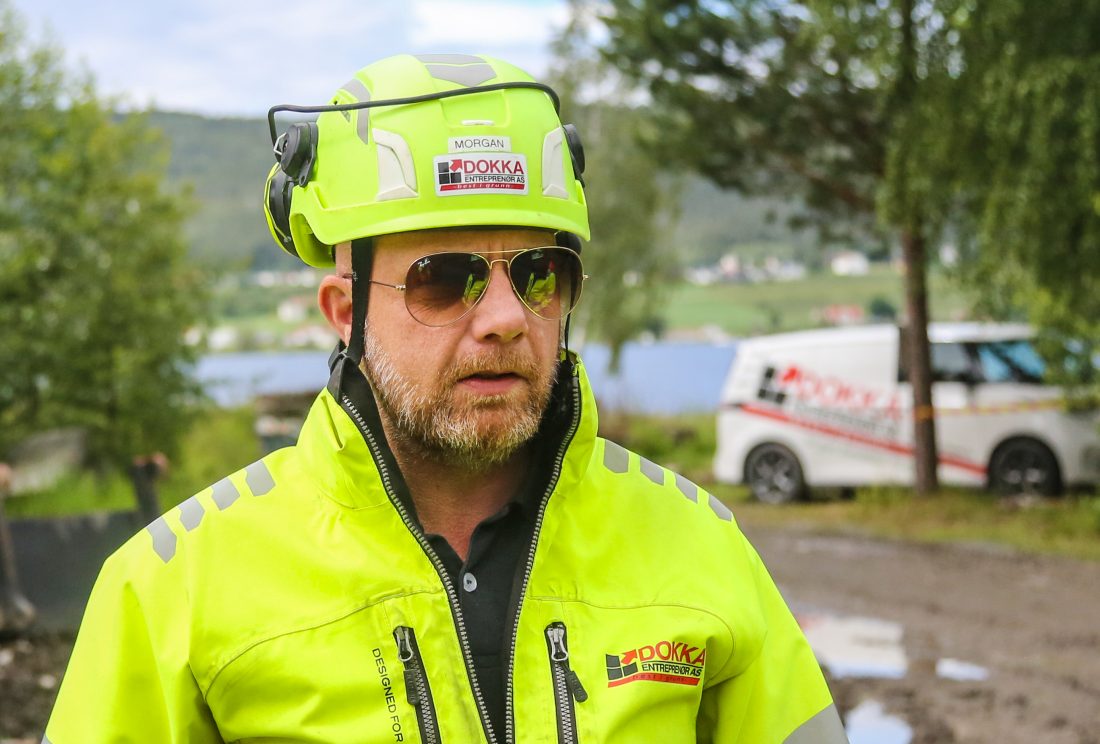 Morgan Brenden, som er HMS/KS-ansvarlig i Dokka Entreprenør, forteller at det etter planen skal dampe og gjenbruke drøyt 4000 tonn jord på prosjektet. (Foto: Runar F. Daler)