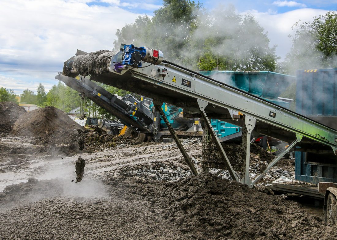 Etter noen minutters dampbehandling kommer den rensede, «rene» jorda ut på et transportbånd i den andre enden. (Foto: Runar F. Daler)