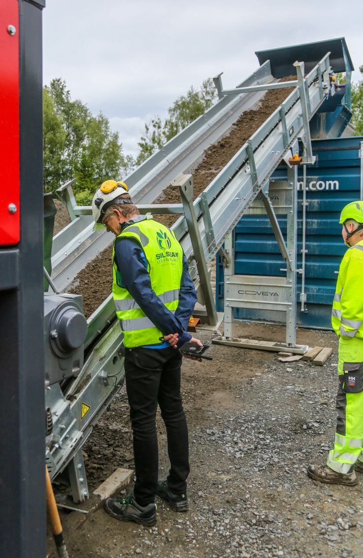 Daglig leder i SoilSteam, Oddbjørn Bergem, følger ivrig med på jordmassene på transportbåndet. (Foto: Runar F. Daler)