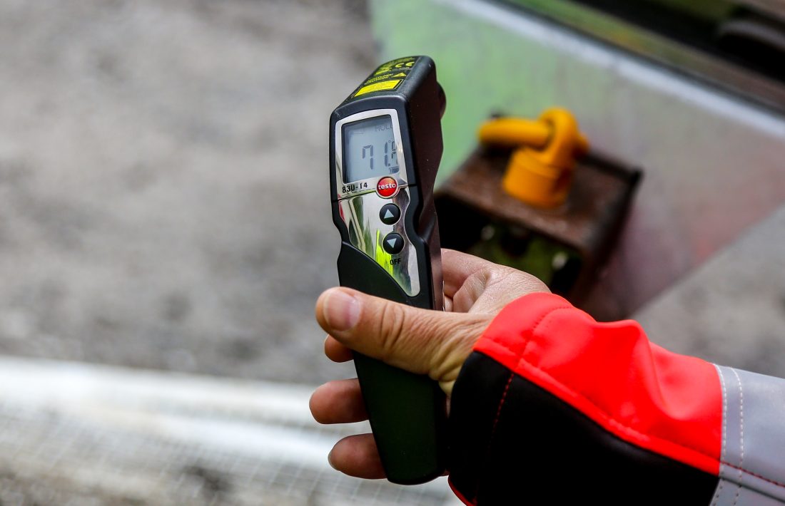 Jorden blir dampet med en temperatur på 90 grader på dette prosjektet. Når den kommer ut på transportbåndet er den fremdeles varm. Her blir den målt til 71 grader. (Foto: Runar F. Daler)