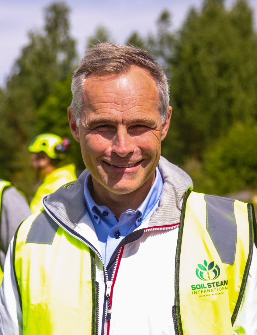 Salgssjef i SoilSteam, Stian Forland, gir honnør til Dokka Entreprenør, som er først i verden med å dampe jord ute i prosjekt. (Foto: Runar F. Daler)