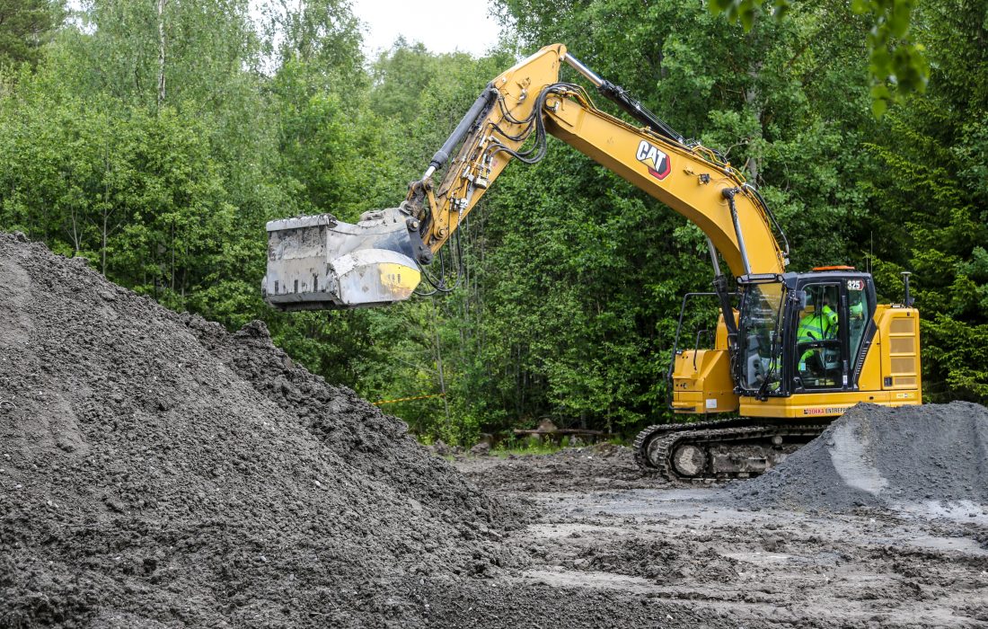 På dette prosjektet opplever Dokka Entreprenør at jorda som kommer ut av dampmaskinen er veldig tung. Derfor tilsettes 0-4-subbus, for å gjøre den litt luftigere. (Foto: Runar F. Daler)