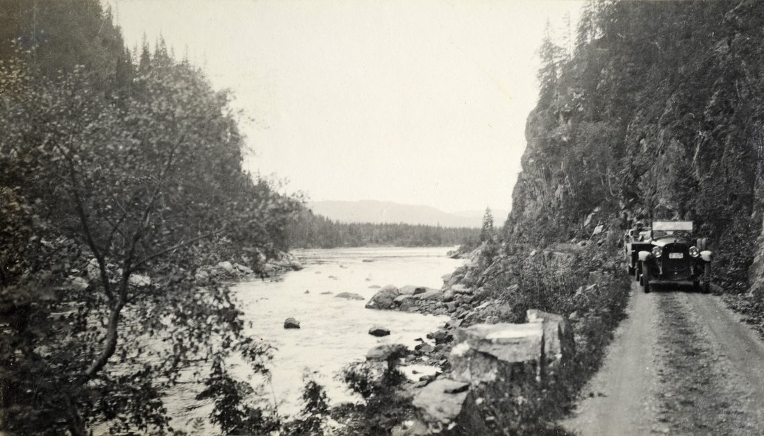Chandler 7-seter på Rv.50 Grong-Mosjøen. Dette var en kostbar bil og trolig brukt som rutebil.(Foto: Ukjent fotograf/ Norsk vegmuseum)