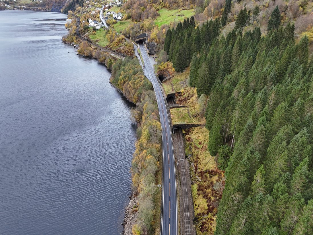 Ved Boge like vest for Vaksdal ligger dagens vei og bane kloss i hverandre. Området er svært skredutsatt. Ny vei og bane blir lagt i tunnel i den nye løsningen. (Foto: Audun Solheim/Statens vegvesen)