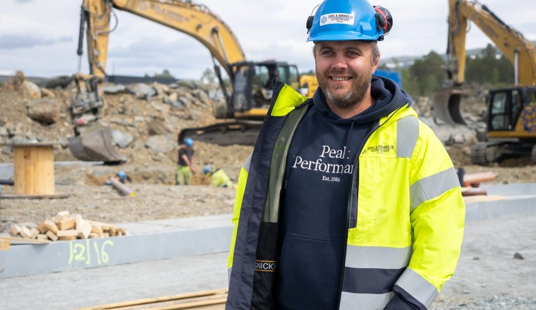 Prosjektleder Runar Haugmo Hoel på den nye industritomta selskapet har gjort klar i Oppdal. (Foto: SmartDok)