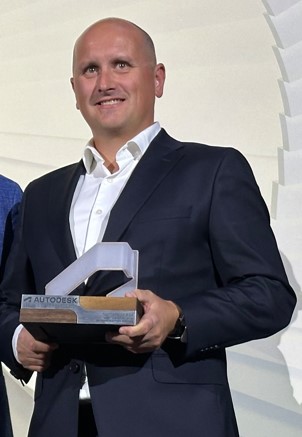 Thomas Østgulen, BIM-leder på Ny Sotrabru, mottok prisen på vegne av Norconsult. (Foto: Norconsult)