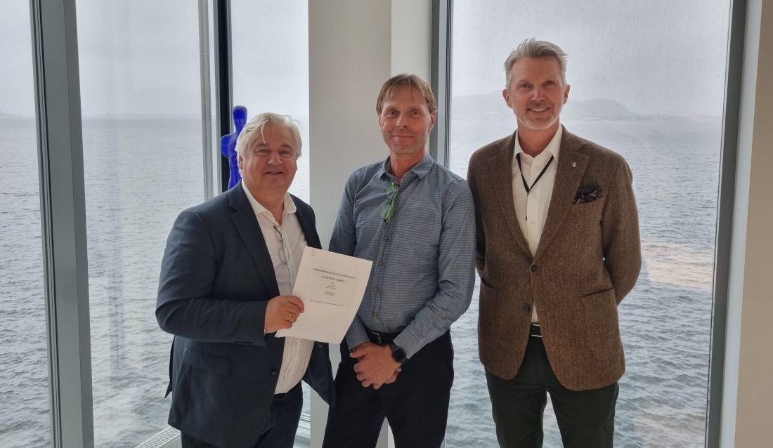 Den nye prosjektsjefen for Stad skipstunnel, Harald Johnsen, flankert av utbyggingsdirektøren i Statens vegvesen, Kjell Inge Davik (t.v.) og kystdirektør Einar Vik Arset. (Foto: Sveinung Nedregotten/Kystverket)