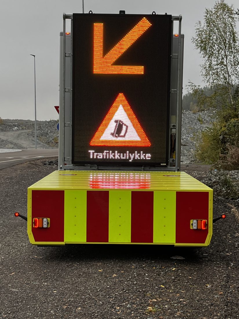 Støtputa bak på vaktbilen skal beskytte mannskapet når de arbeider i veien. Den tåler å bli påkjørt i opptil 110 km/t. LED-lystavla varsler trafikantene tydelig om at det har skjedd noe på veien. (Foto: Arne Bahus, Statens vegvesen)