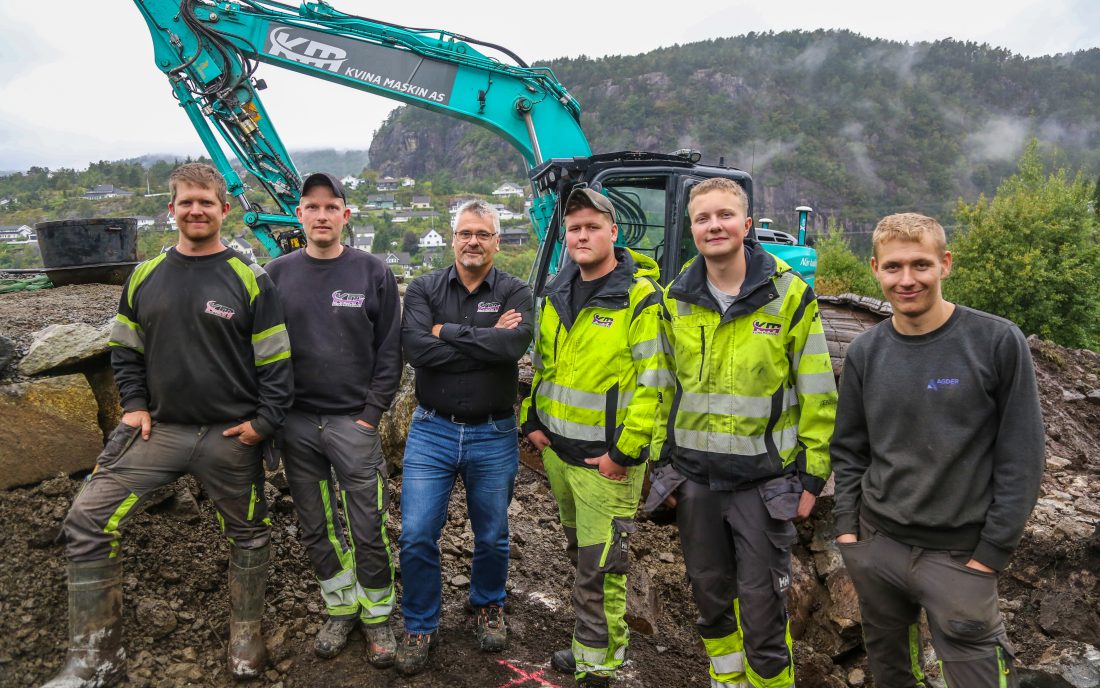 MED I GJENGEN: Kvina Maskin har stort fokus på at alle skal føle seg inkludert. Fra venstre: Kim Andre Høydal (sprengningsleder og fagansvarlig for fjell- og bergverksfaget), Stig Knutsen (formann og fagansvarlig for anleggsmaskinførerfaget), Nils Bernt Williamsen (daglig leder), Anders Nilsen (lærling anleggsmaskinførerfaget), Vetle Moi (lærling anleggsmaskinførerfaget), og Isak Moi Fardal (nylig tatt fagbrev i fjell- og bergverksfaget). (Foto: Runar F. Daler)