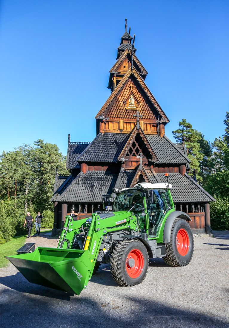 Den tyske traktorprodusenten Fendt valgte å legge lanseringen av sin splitter nye elektriske traktor til Norsk Folkemuseum på Bygdøy. Her skinner den om kapp med Gol stavkirke. (Foto: Runar F. Daler)
