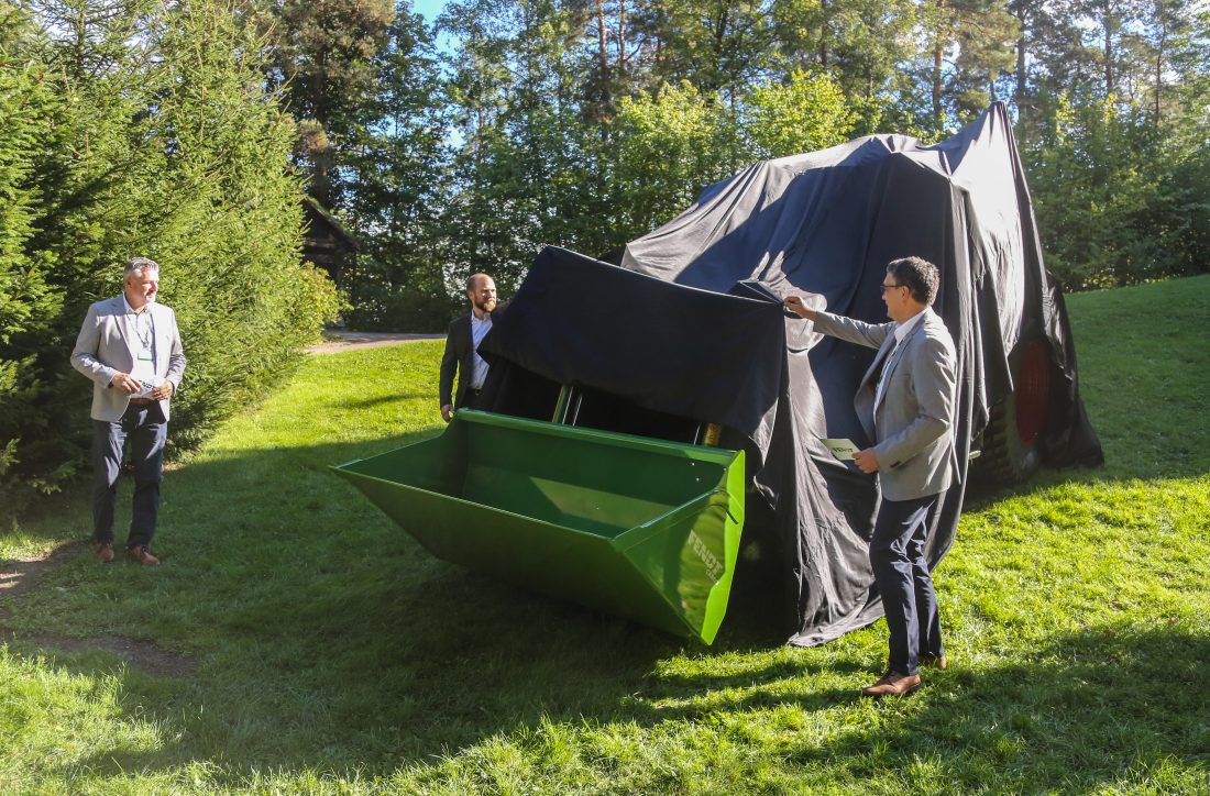 En god gammeldags avduking av ble gjennomført. Det manglet bare trommevirvler. (Foto: Runar F. Daler)