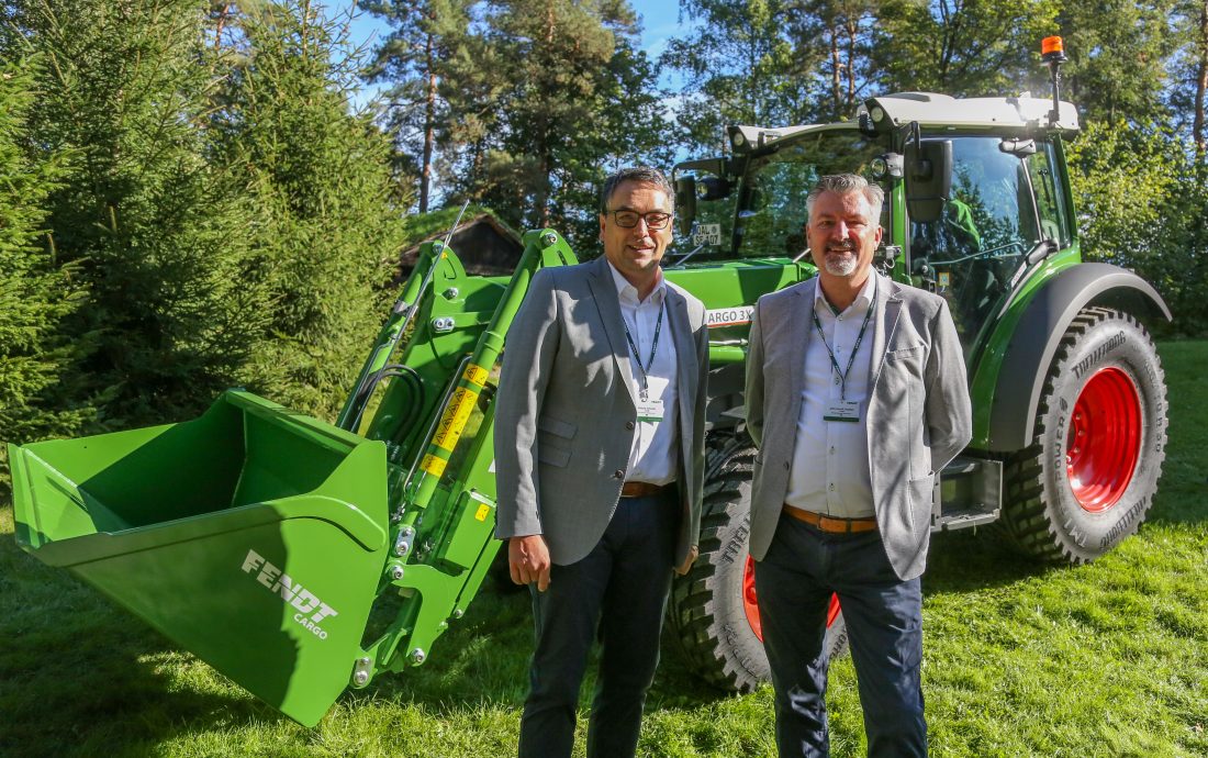 Vice president i Fendt marketing, Roland Schmidt (t.v.) og salgsansvarlig i Fendt Norge, John Henrik Stadtler. (Foto: Runar F. Daler)