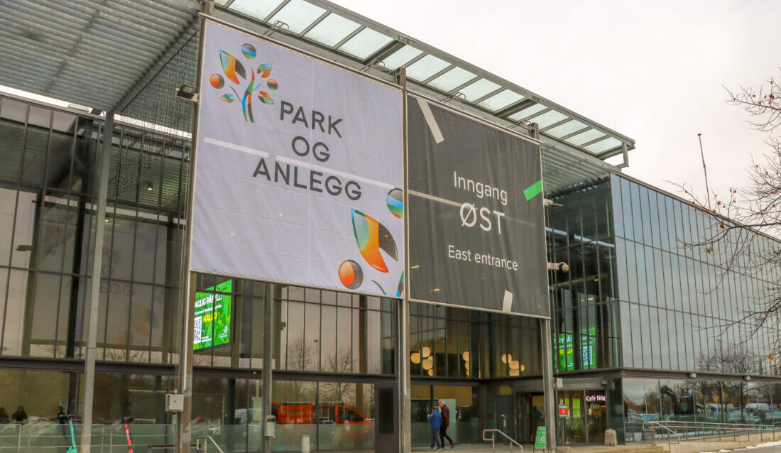 Onsdag 27. november åpnes dørene for to dager med Park og anleggsmessen. Nytt i år er at Norsk Kommunalteknisk Forening (NKF) legger Kommunalteknikkmessen samtidig, og det er totalt tre haller på NOVA Spektrum i Lillestrøm som er fyllt opp med utstillere. (Foto: Njål Hagen)