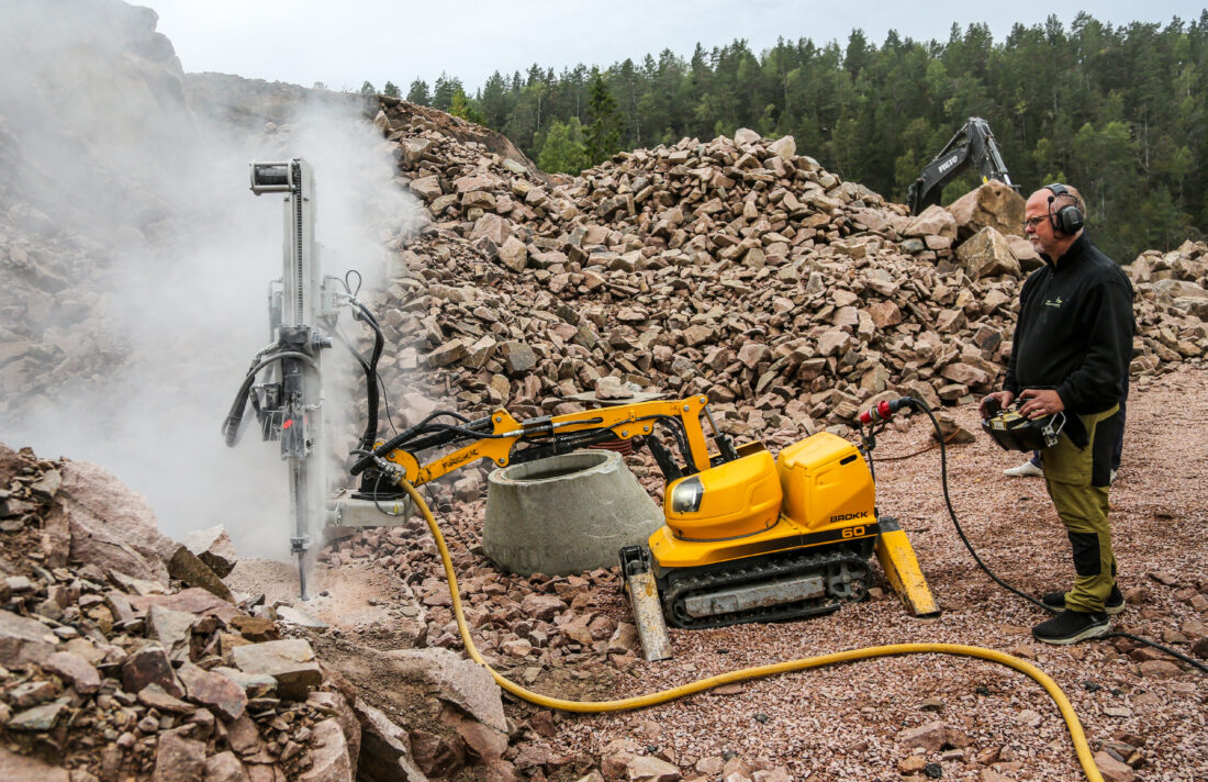 Daglig leder i Toft Anleggsservice og Teknikk AS, Peter Toft, styrte spakene da et boretårn av typen MDR 1000A montert på en Brokk 60, ble demonstrert i september. (Foto: Runar F. Daler)