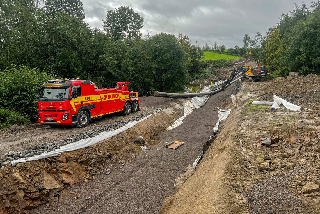 Nittedal kommune oppgraderer vann- og avløpssystemet over en strekning på vel ti kilometer. Det er blitt brukt bergningsbil flere steder for å trekke ledningene med diameter opp til 630 mm over lengre strekninger. (Foto: Magnus Solberg/AOL)