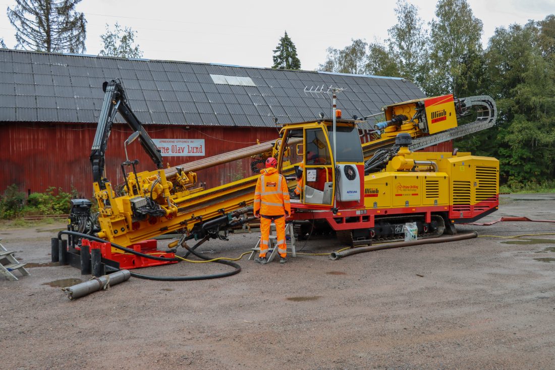 Dette er Olimb Anleggs største maskin for bruk i styrt boring – Prime Drilling, HDD-technology, PD100/65 CU+. Den tyskproduserte maskinen veier 28 tonn og har en trekkraft på 80 tonn. Fra her den står skal den først bore ca. 230 meter, for så å trekke VA-rørene gjennom borehullene. (Foto: Njål Hagen)