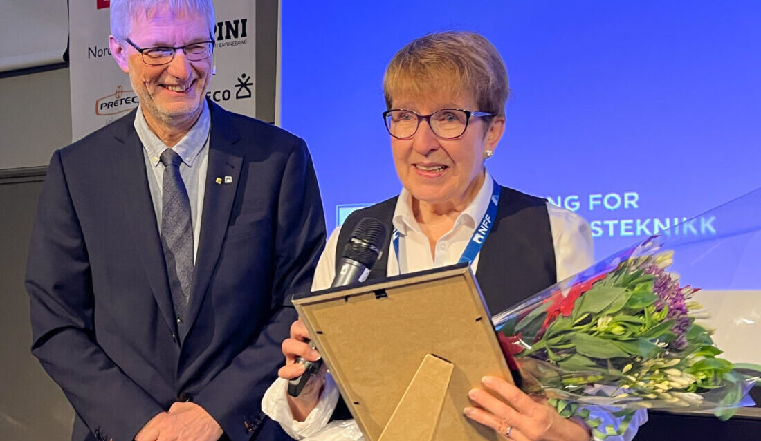 Siri Ebro Engen ble utnevnt til æresmedlem i Norsk Forening for Fjellsprengningsteknikk (NFF), og mottok hedersbeviset av Amund Bruland, styreleder i NFF. (Foto: Njål Hagen)