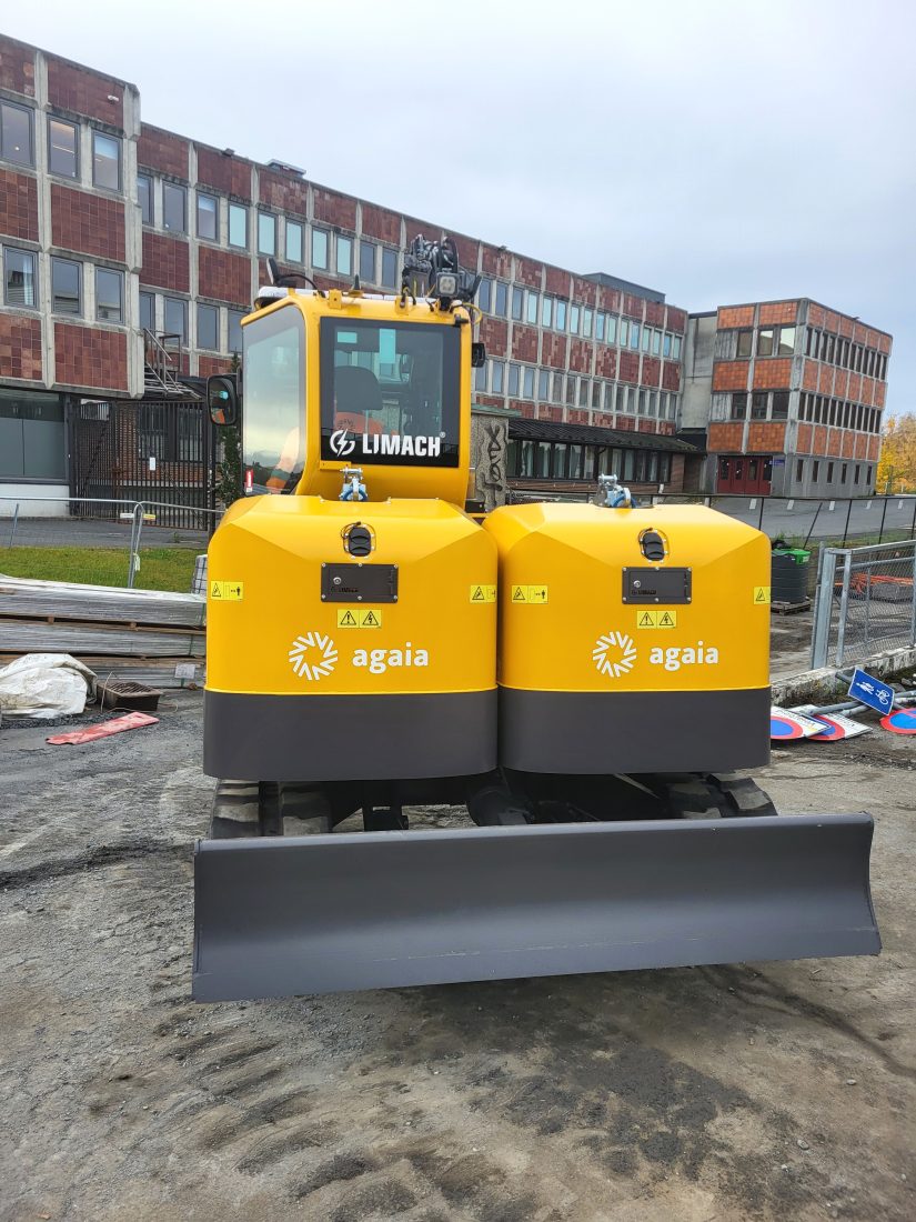 Den elektriske beltegraveren har to separate batteripakker, og en ekstra i reserve som kan stå på lading mens maskinen er i bruk. (Foto: Agaia)