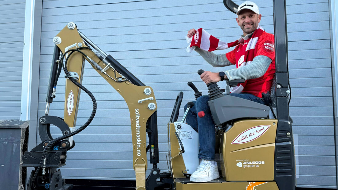 I lykkerus etter forrige helgs serierunde i Eliteserien bestilte Brannsupporteren Rudi Soltvedt, daglig leder i Soltvedt Maskin AS, en gullakkert Bobcat av Anleggsgruppen. (Foto: privat)