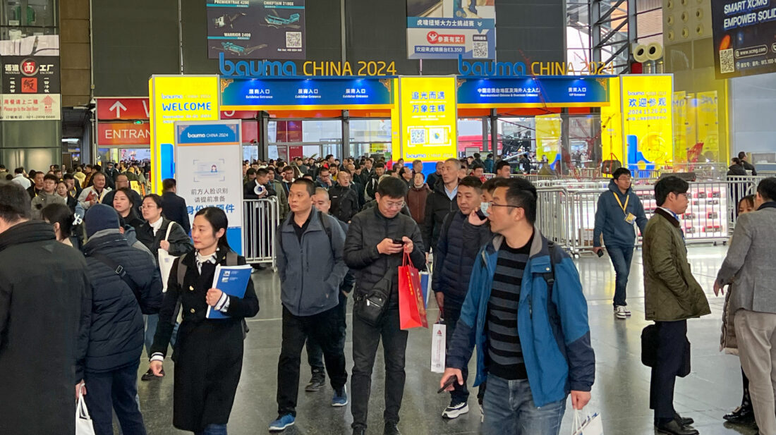 Årets Bauma China er den største siden oppstarten i 2002. Arealet er på hele 300 000 m2 og det forventes 200 000 besøkende i løpet av de fire messedagene. (Foto: Njål Hagen)