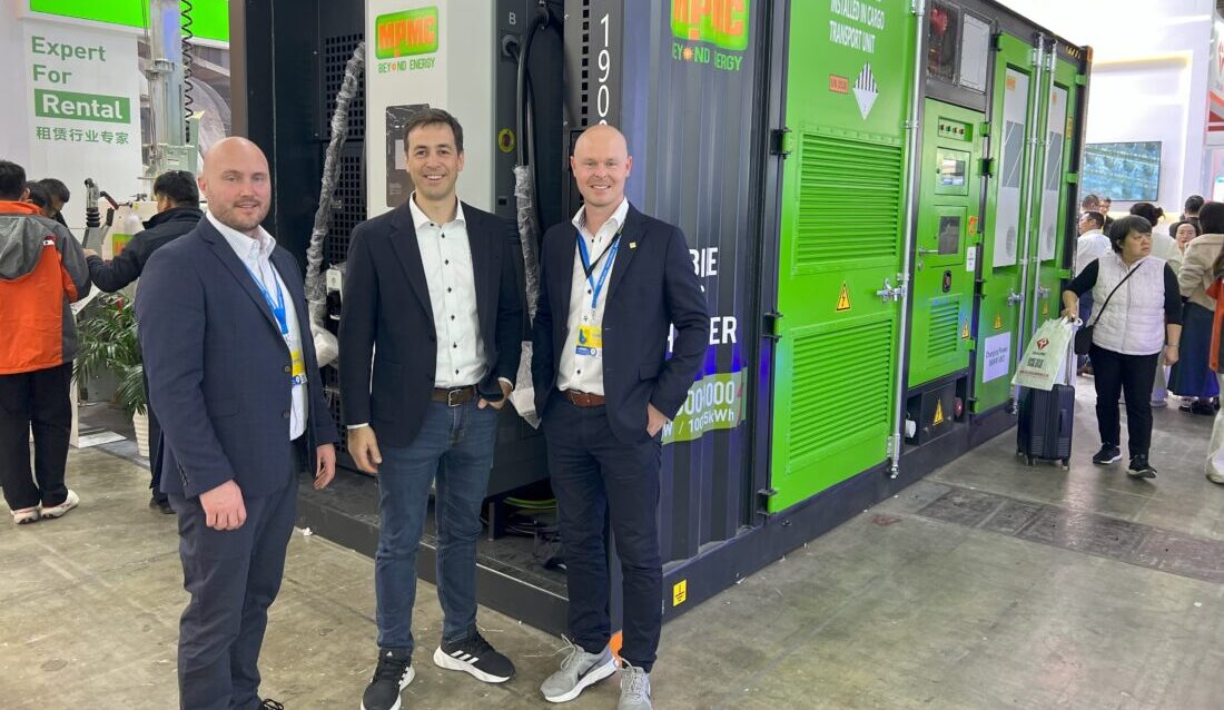 Tre RG-karer på Bauma i Kina for å se etter morgendagens nyheter. Fra venstre: Andreas Belgum, elektroingeniør, Pål Brandvold, flåtedirektør, og Kim Massey, fagleder nullutslipp. (Foto: Njål Hagen)