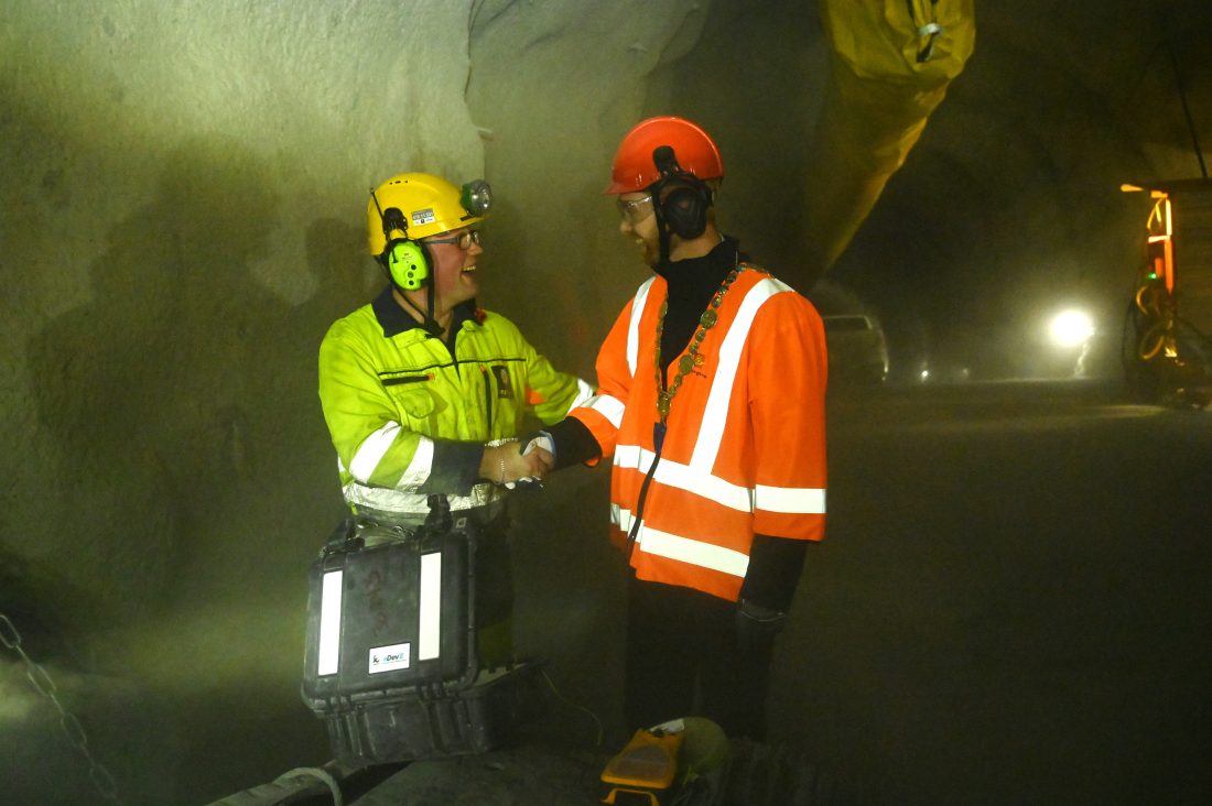 Kvitsøy-ordfører Kjell André Nordbø blir gratulert av bergsprenger Christian Solheim fra Implenia/Stangeland etter at den første salven var skutt og landets mest kompliserte tunnelprosjekt er i gang. (Foto: Øyvind Ellingsen/Statens vegvesen)