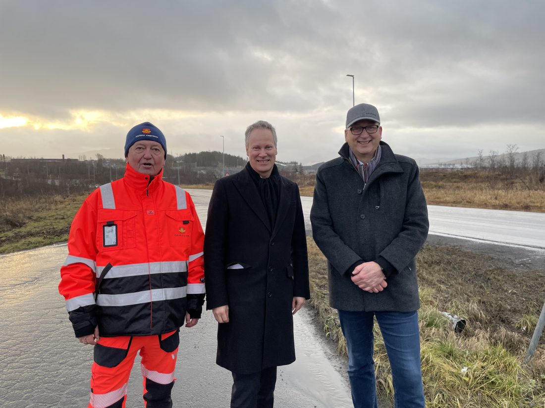 Statsråd Nygård (i midten) fikk æren av å slippe nyheten om den kommende utbyggingen ved Harstad/Narvik lufthavn Evenes. Her flankert av prosjektleder Geir Jørgensen i Statens vegvesen og en smilende ordfører i Evenes, Terje Bartholsen. (Foto: Martin Haagensen/Statens vegvesen)