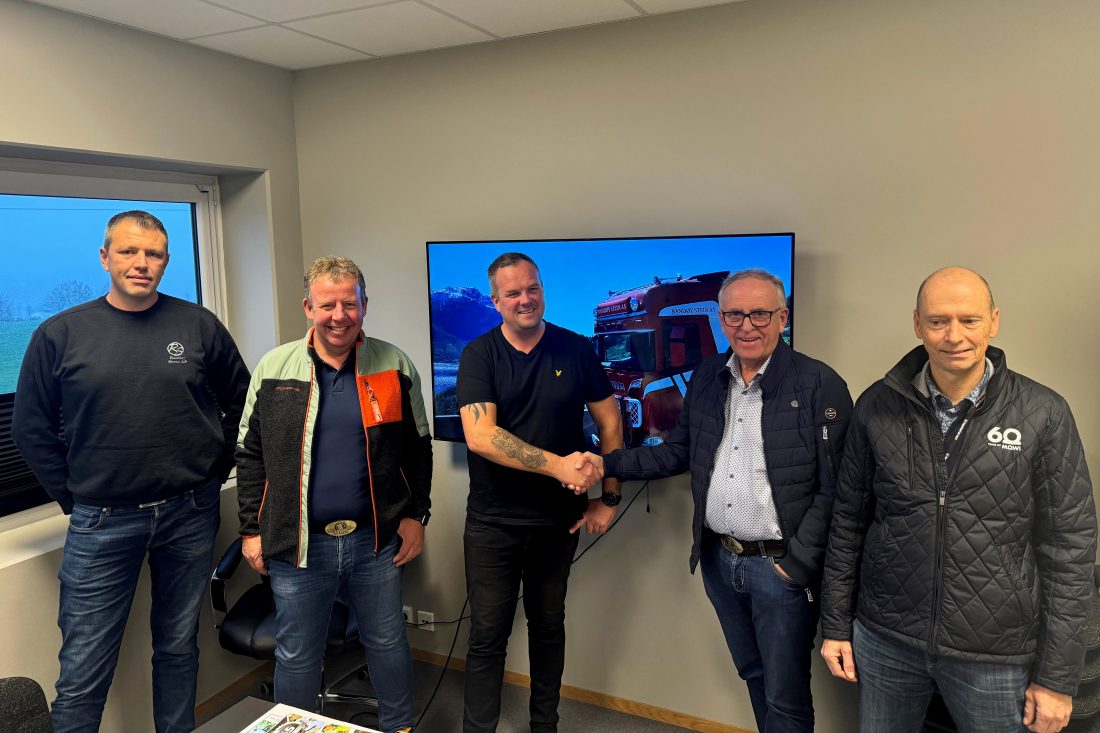 Fra signeringen (f.v.): Trond Jarle Breiland, Tommy Stangeland, Øystein Fosse, Olav Stangeland og Geir Morten Sandanger. (Foto: Stangeland Gruppen)
