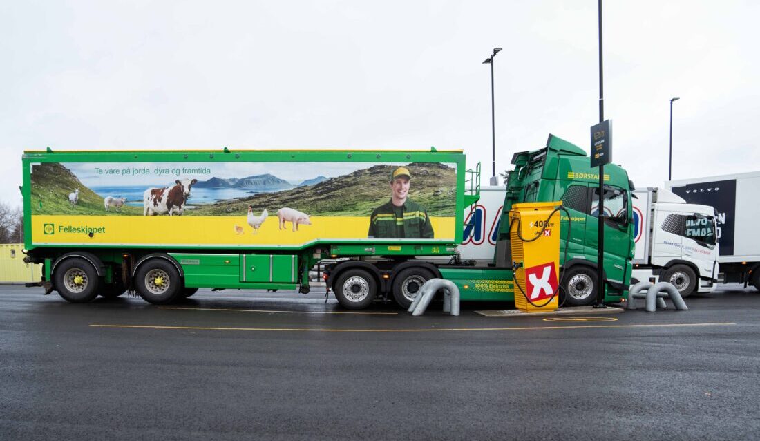 Felleskjøpet og REMA 1000 var blant de første ladekundene ved tungbilladingen hos Uno-X 7-Eleven Alfaset. (Foto: Uno-X Mobility)