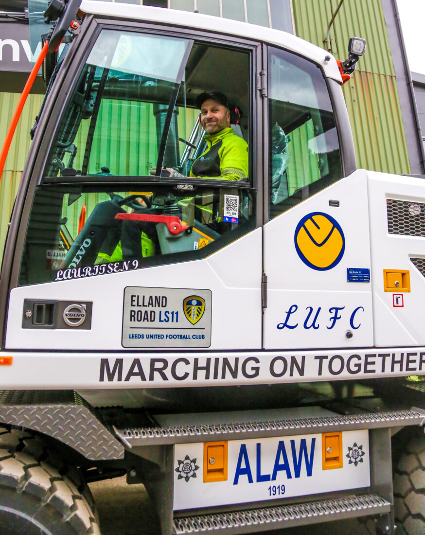 SVOREN LEEDS-SUPPORTER: – Jeg må jo si at jeg nesten ikke trodde helt på det til å begynne med. Men etter at det begynte å bli alvor før sommeren, og bestillingen ble sendt, har jeg vært veldig spent. Kona er forresten også Leeds-supporter, sier Øystein, blid som en sol, før han klatrer opp i hytta og kjører av sted. (Foto: Runar F. Daler)